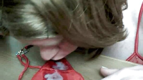 Vitka slatkica Poppy Pleasure razbija svoju obrijanu macu