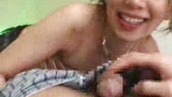 Blijedoputa tinejdžerka Dolly Little buši svoju obrijanu macu